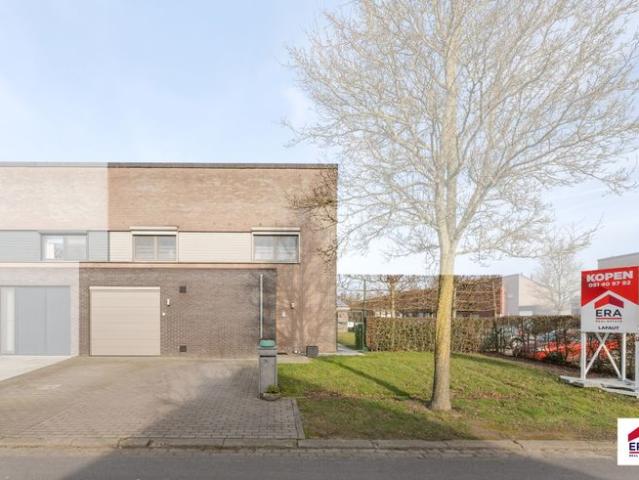 Uitermate verzorgde woning met 3 slpks, 2 garages en tuin!