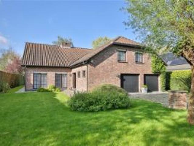 Uiterst ruime villa 321 m² in residentiële wijk