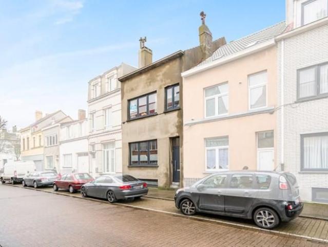Uiterste ruime woning met zeer veel potentieel!