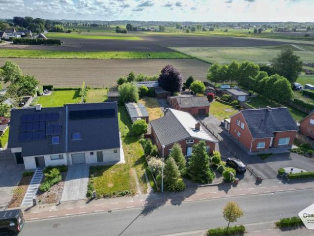 UITNODIGENDE BUNGALOW met 3 mooie slaapkamers, garage en.