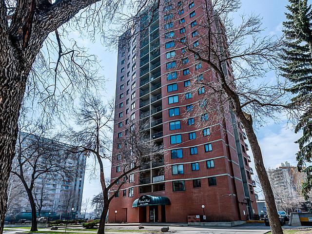 Uofa Students! This Is The Condo For You! 2 Bed 2 Bath Lrt