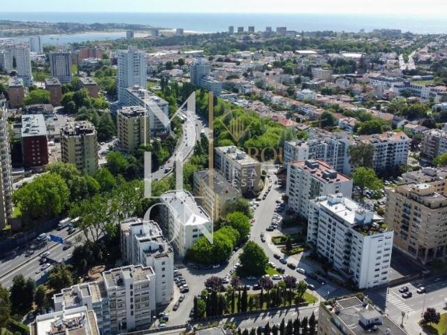 Último Piso | T5 com Excelentes Áreas, Varandas e Grande Potencial de Valorização