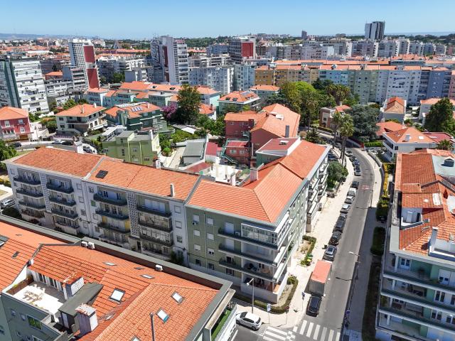 Último Piso Renovado com Exposição Sul numa das Localizações Mais Prestigiadas de Lisboa