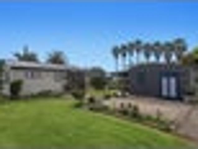 Ultimate Coastal Retreat Home, Bach & Boatshed