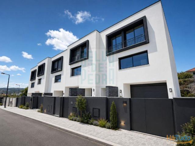 Última Moradia V4 de 3 Frentes com Garagem para 3 Viaturas | Vila Nova de Famalicão | 26084089594