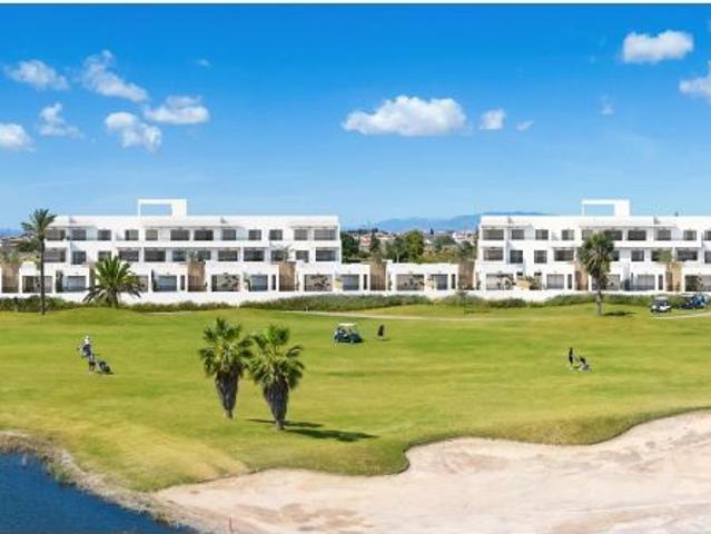 Últimas unidades de pisos de lujo en Los Alcázares con terraza y piscina