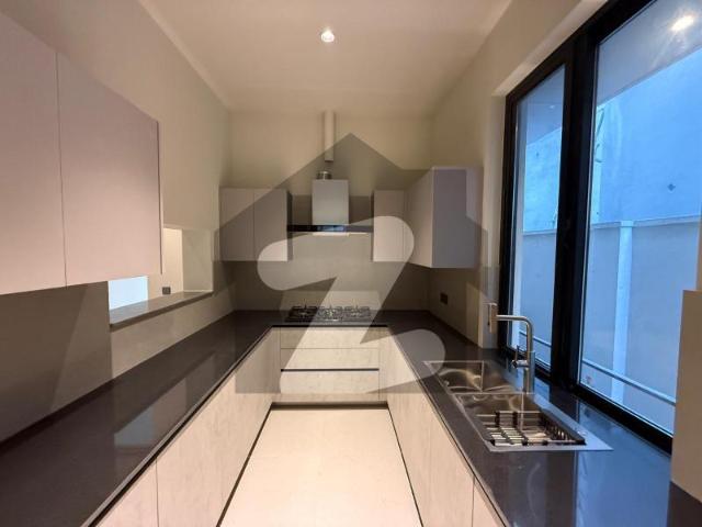 Ultra Modern Luxurious House with Swimming Pool F 8