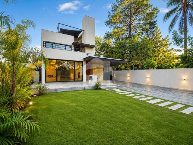 Ultra Modern Luxurious House with Pool