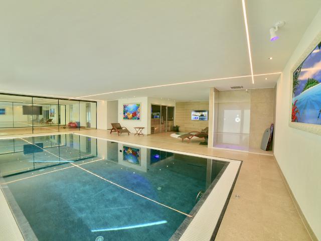 Ultramoderne Luxusvilla mit atemberaubendem Blick auf den See und das Grüne