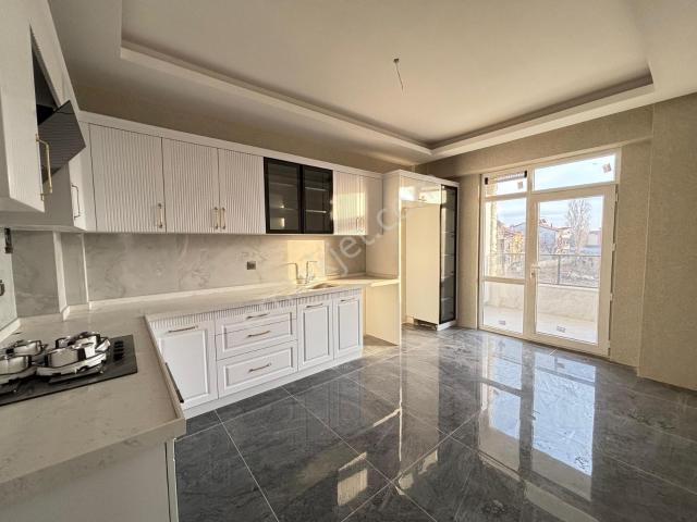 Uluğbeyde Cadde Üzeri Ferah Ve Kullanışlı 3+1 Lüks Daire