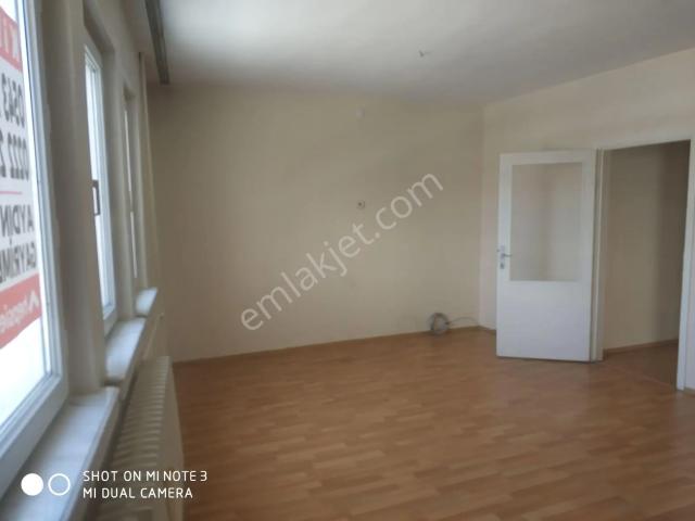 Uluönder'de Kiralık Eczacılık Karşısında 3+1 Arakat Daire