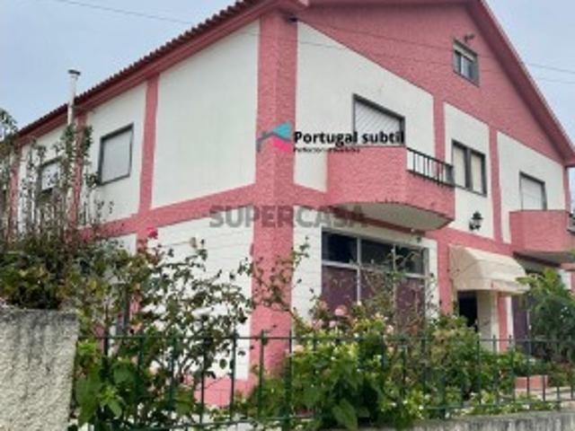 Um mini hostel com espaço para um café ou restaurante