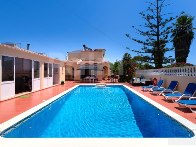 Villa excepcional e renovada com 4 quartos | Perto da praia | Salicos