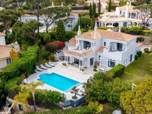 Uma joia rara nas Dunas Douradas, moradia com 5 quartos e 5 casas de banho com vista para o mar, exclusiva da The Goode Agency