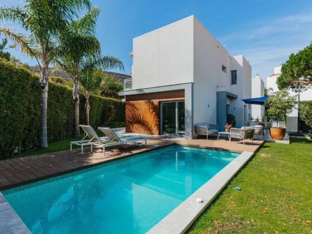 Uma linda moradia com piscina para viver no Estoril como sempre imaginou