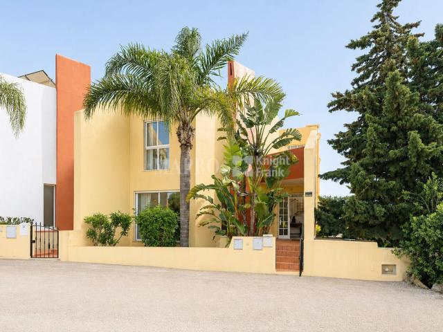 Uma Moradia Geminada Modernizada 193m² Almancil