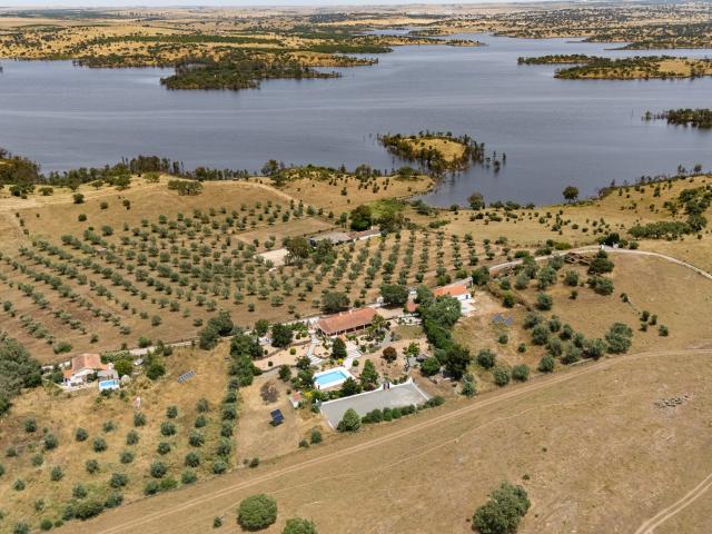Uma propriedade rara à beira do lago, no coração do Alentejo, com um potencial de desenvolvimento único, Ourique, Ourique