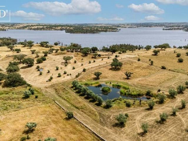 Uma propriedade rara à beira do lago no Alentejo com um pote. 562m² Ourique