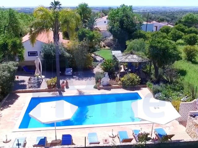 Uma quinta maravilhosa com 4 casas, jardim e piscina