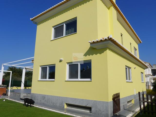 Uma vivenda com 4 quartos e garagem situada na Quinta da foz
