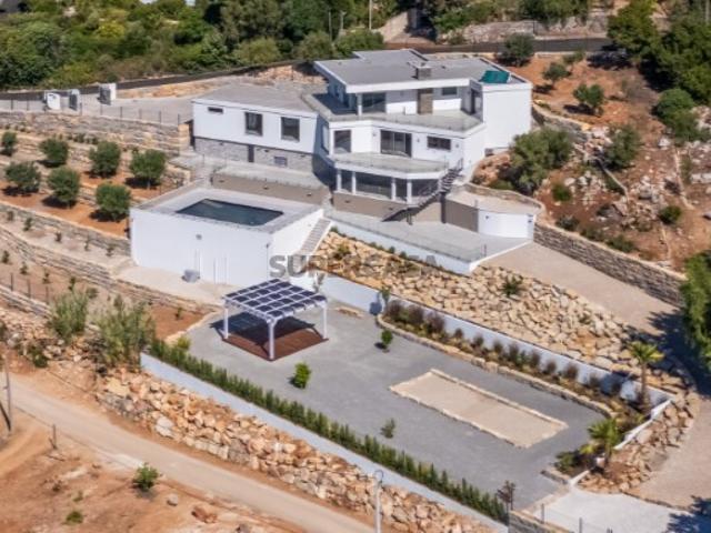 Uma Villa moderna em uma localização serena com vistas deslumbrantes sobre o oceano e fácil acesso perto do centro de Santa Barbara de Nexe