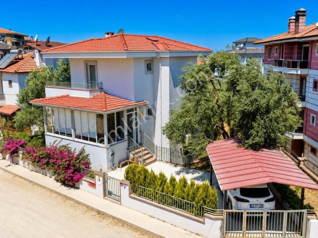 Umas Solutıon'dan Merkezi Lokasyonda 4+1 Köşe Konum Villa