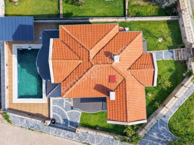 Umas Solutıon'dan Cunda'da Havuzlu 4+1 Büyük Müstakil Villa