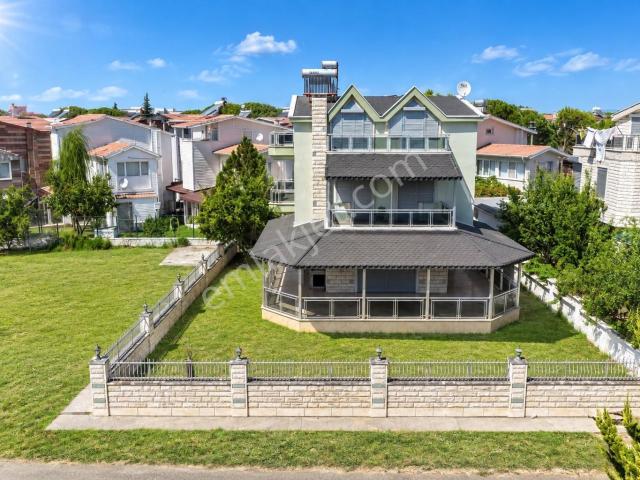 Umas Solutıon'dan Geniş Bahçeli Plaja 100 Mt 5+1 Villa