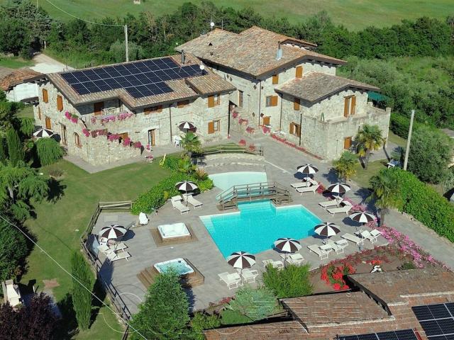 Umbertide. Borgo con 11 appartamenti, 30 ettari di terreno e. 800m² Umbertide