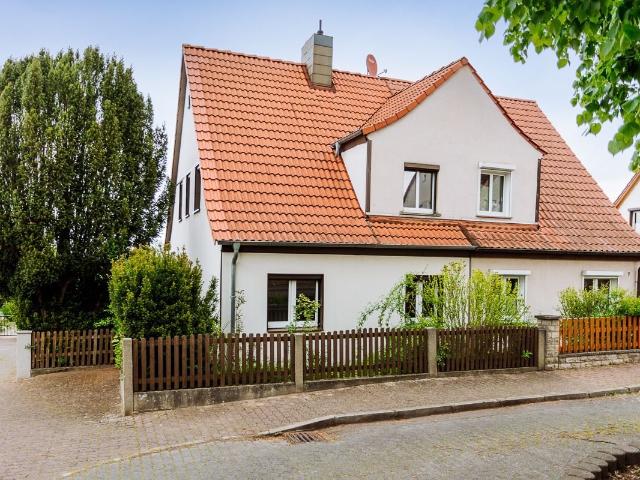 Mit Garage, Keller, modernem Bad: Umfassend sanierte Doppelhaushälfte zentrumsnah in Naumburg