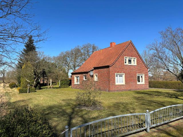 umgeben von Feld und Wiesen in Waldesnähe