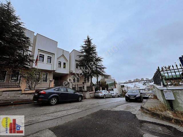 Ümitköy' De Konut&işyeri Olma Özelliğinde Villa
