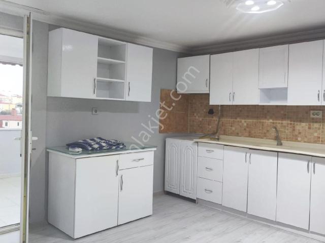Ümraniye Cemil Meriç Mahallesi Çayırönü Caddesi 2.kat 2+1