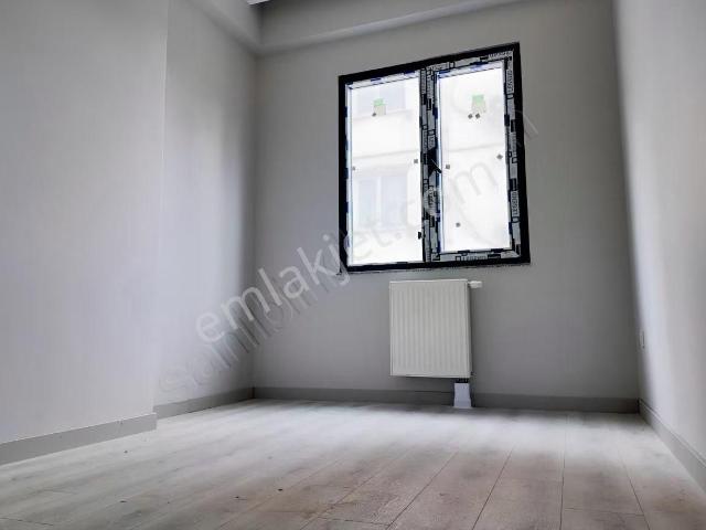 Ümraniye Şerifali Site İçinde Ara Kat Satılık 1+1 Boş Daire