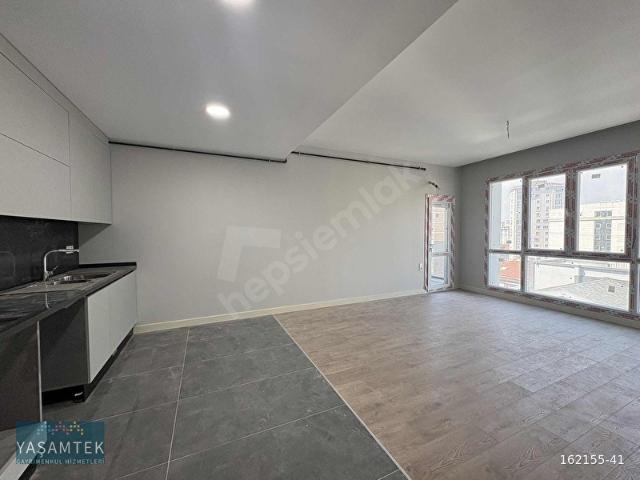 Ümraniye'de K.Otoparklı Balkonlu 2+1 Boş Satılık Daire E.Banyo