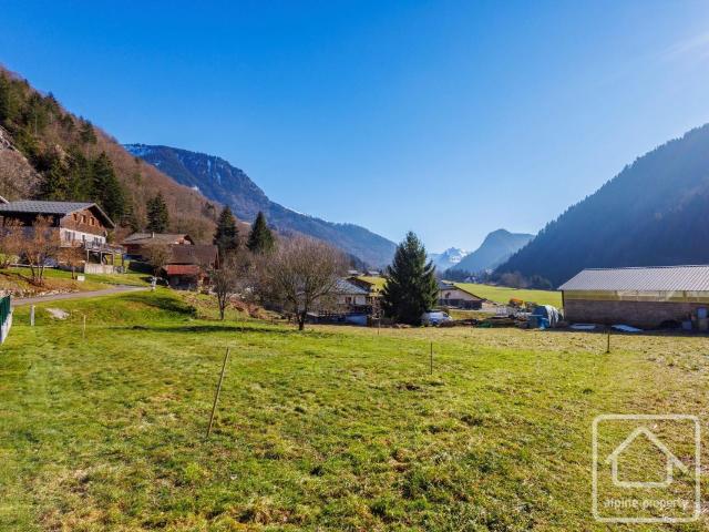 Un terrain plat et ensoleillé vendu avec permis de construire pour une propriété de 219 m2