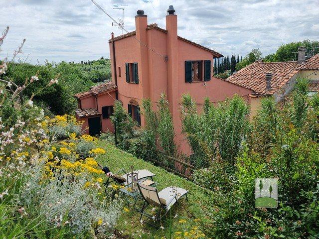 Un tocco originale dell'artista: un appartamento decorato co. 140m² Peccioli