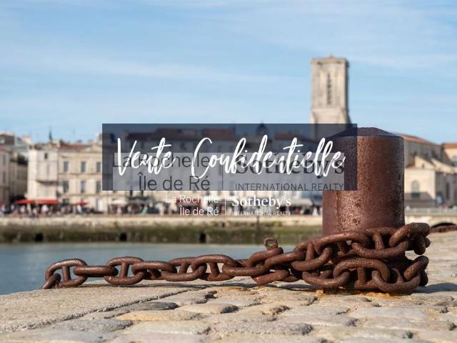 Un vrai citadin proche du port et de ses rues commerçantes, à la