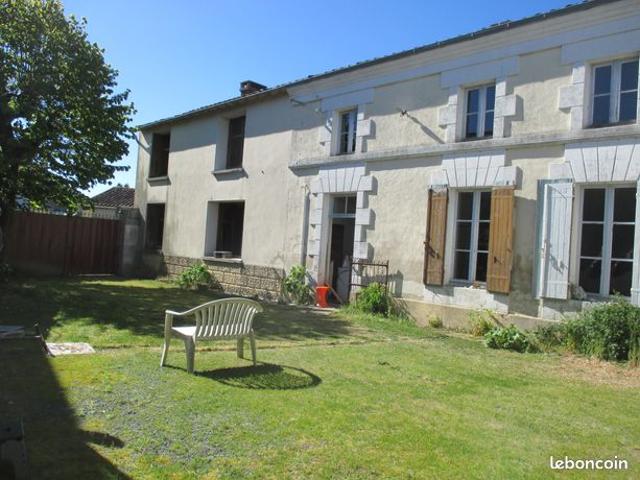 Un ancien corps de ferme de 230m2 comprenant une maison d'habitation de 11 pièces, 5 ou 6 chambres, de nombreuses dépendances, une cour fermée, un