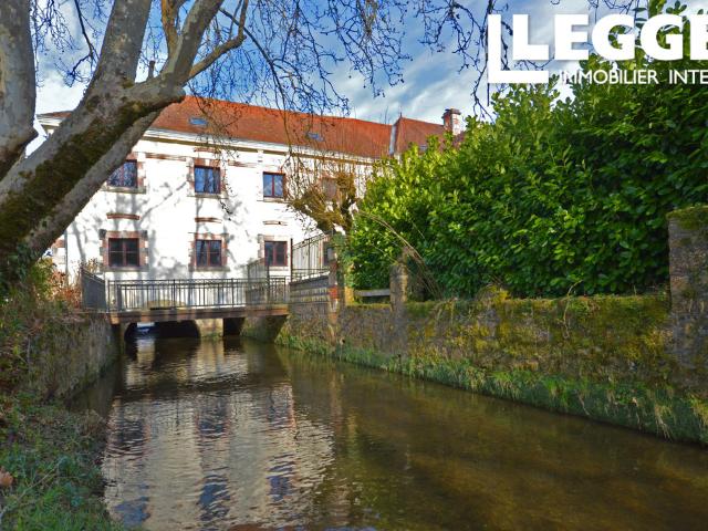 Un ancien moulin avec 7 chambres dont une partie du 18e siècle, avec piscine et l'ensemble sur une île !