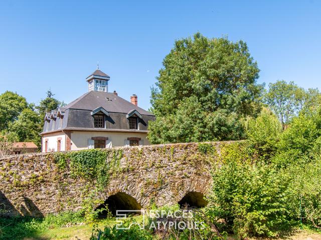 Un ancien moulin revisité avec élégance entre ciel et rivière