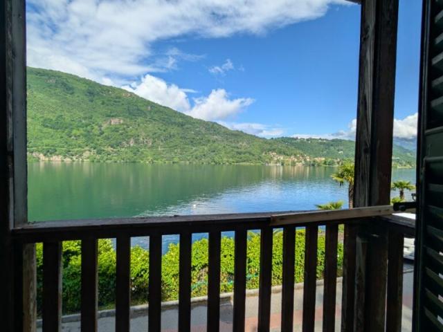 Un angolo di paradiso: Storica cantina con giardino panoramico sul Lago e pontile privato