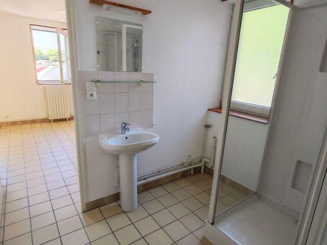 Un appartement à l'étage comprenant: salle de séjour avec coin cuisine, une chambre, salle.