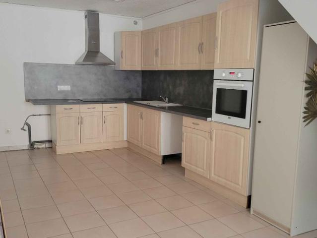 Un appartement à louer dans le centre ville de MARINES, proches de toutes les commodités