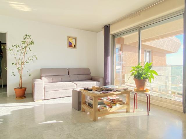 UN APPARTEMENT AU DERNIER ETAGE, AVEC TERRASSE ET GARAGE, A