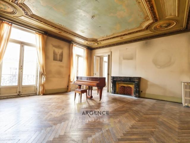 UN APPARTEMENT DE 250 M² EN DERNIER ÉTAGE DANS LE CENTRE HISTORIQUE DE MONTPELLIER