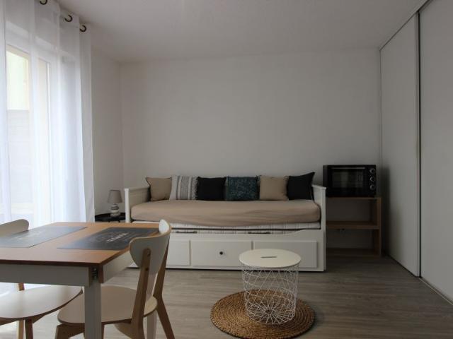 UN APPARTEMENT MEUBLÉ AVEC TERRASSE & PARKING, À KERFEUNTEUN