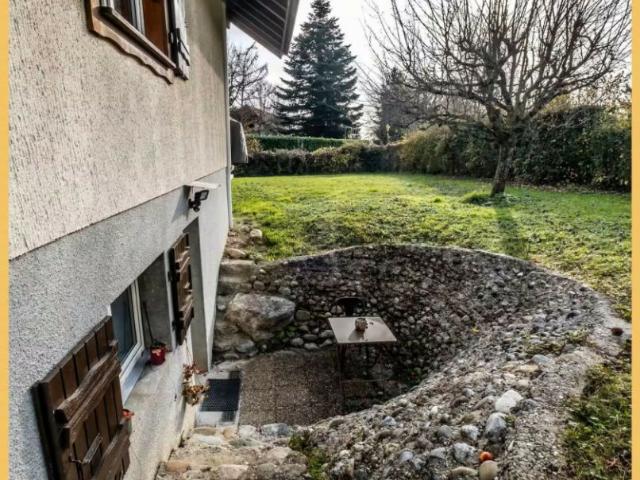 Un appartement meublé et entièrement équipé est disponible à Sauverny 01220