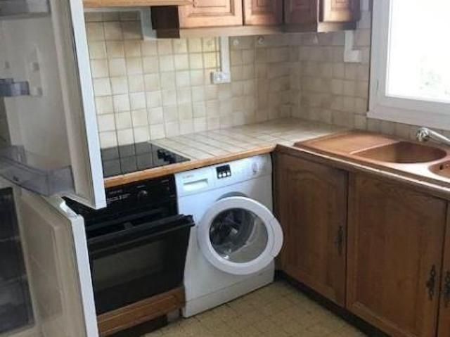 Un appartement sis au deuxième étage, porte de gauche, type 4, comprenant: une entrée, un dé.