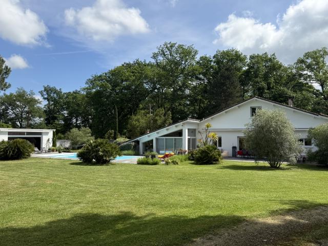 Un art de vivre au cœur de la campagne gersoise, propriété contemporaine avec dépendances sur plus de 3,3 hect